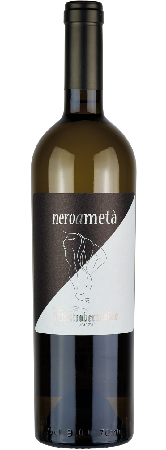 Bottiglia di vino con etichetta bianca e nera. L'etichetta riporta la scritta 