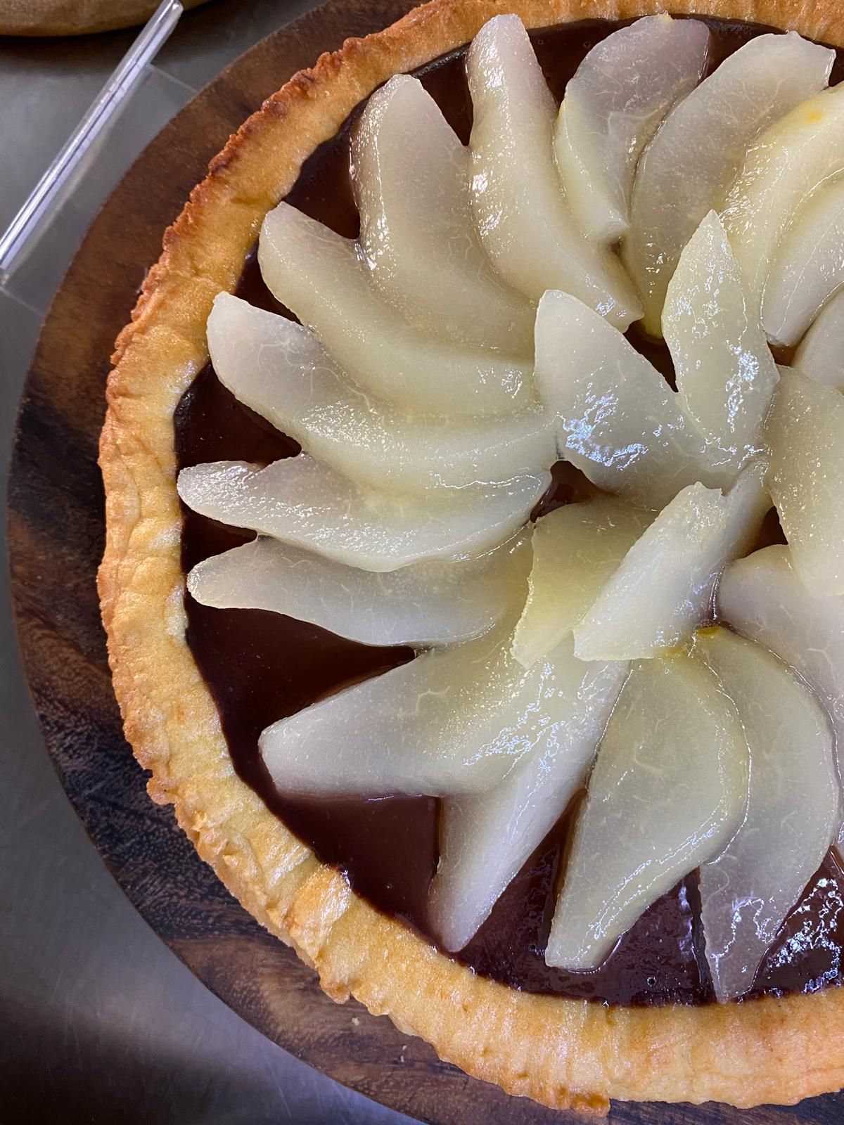 Crostata di pere e cioccolato su tavola di legno.