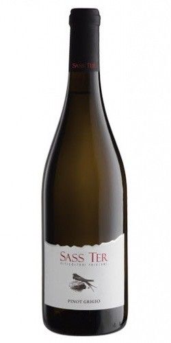 Bottiglia di vino Pinot Grigio Sass Ter. Etichetta bianca con testo rosso e immagine di oliva.
