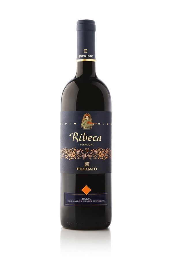 Bottiglia di vino Ribeca con etichetta blu navy e oro, su sfondo bianco.