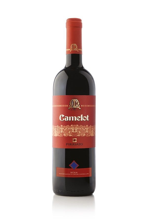 Bottiglia di vino rosso Camelot con etichetta rossa e oro, su sfondo bianco.