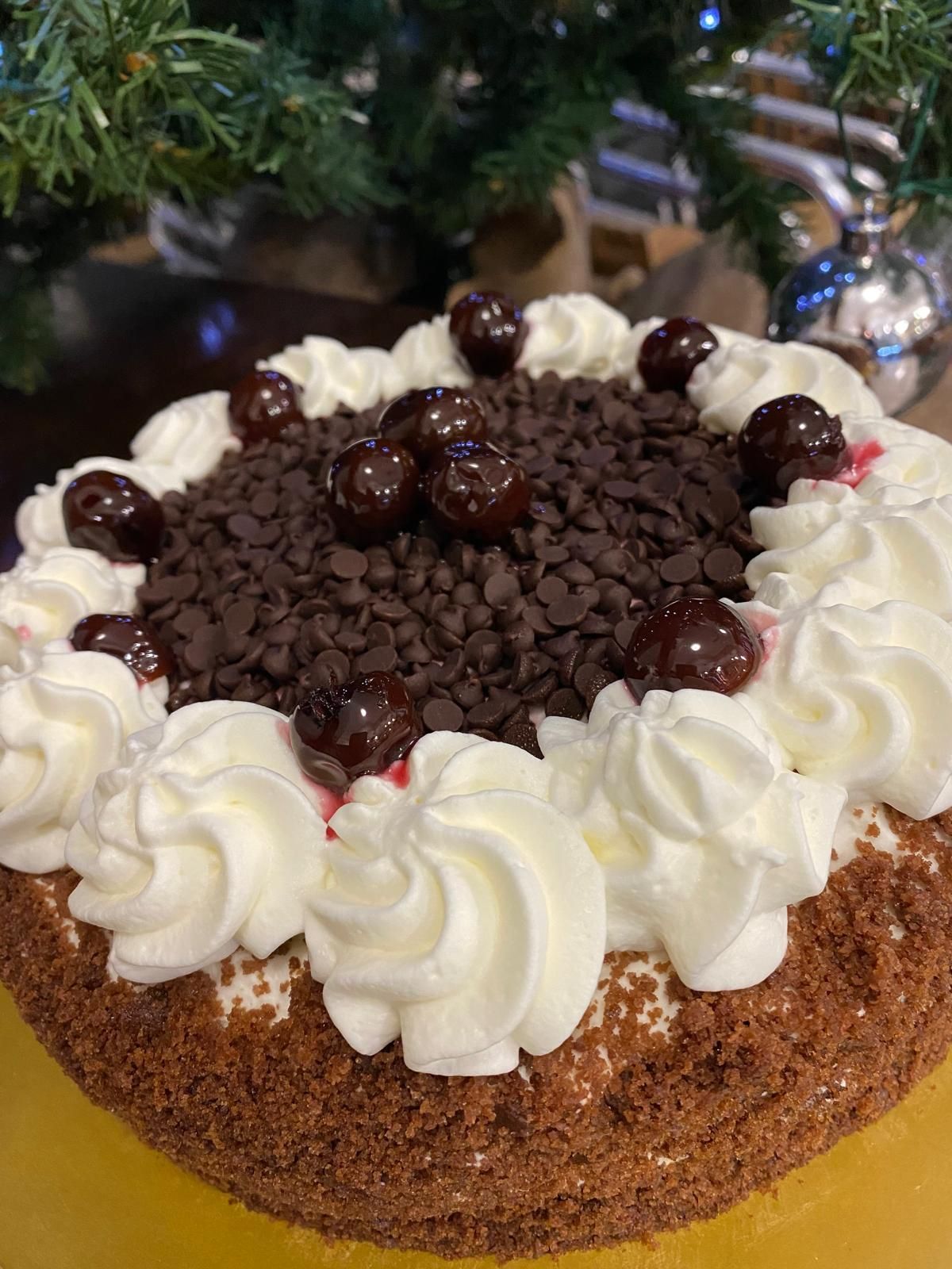 Torta Foresta Nera con panna montata, gocce di cioccolato e ciliegie.