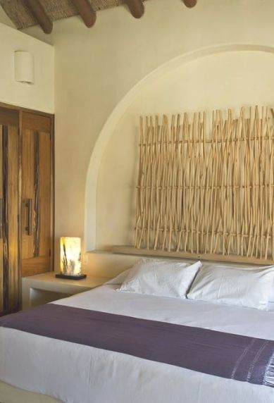 Un dormitorio con una cama grande y una manta morada.