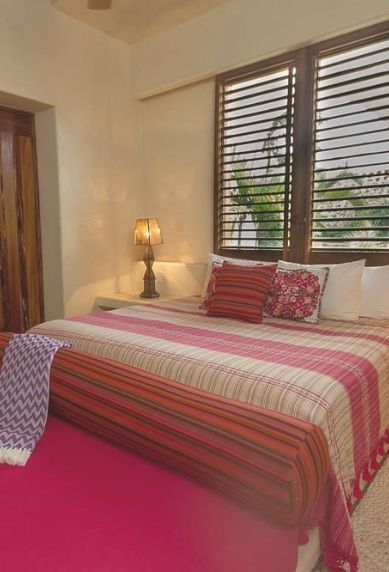 Un dormitorio con una cama grande y una lámpara.