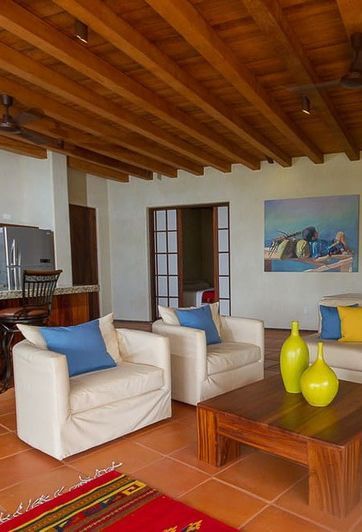 Una sala de estar con dos sillas y una mesa de café.