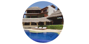 Una casa grande con piscina delante de ella.