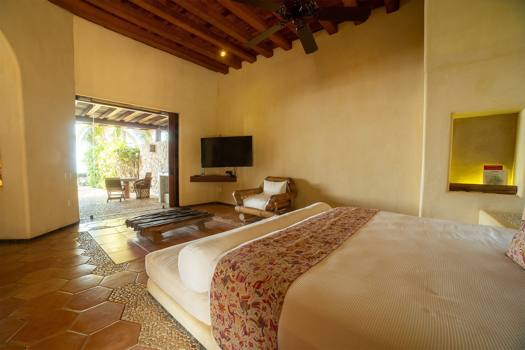 Un dormitorio con una cama king size y un televisor de pantalla plana.