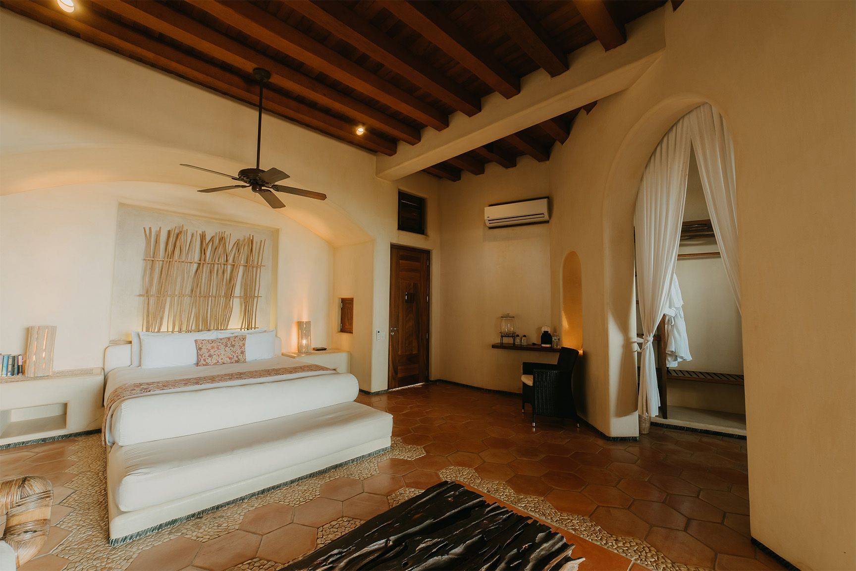 Un dormitorio con una cama grande y un ventilador de techo.