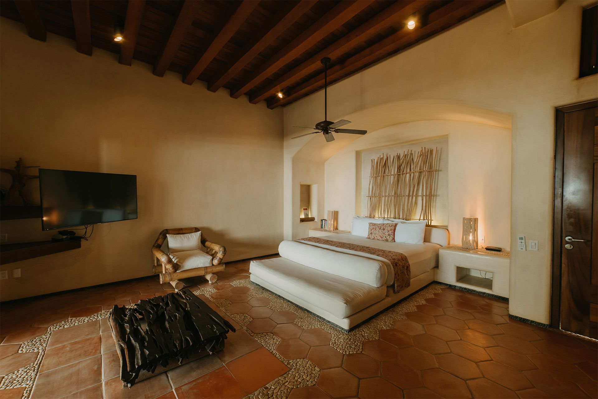 Hay una cama grande en el medio de la habitación.