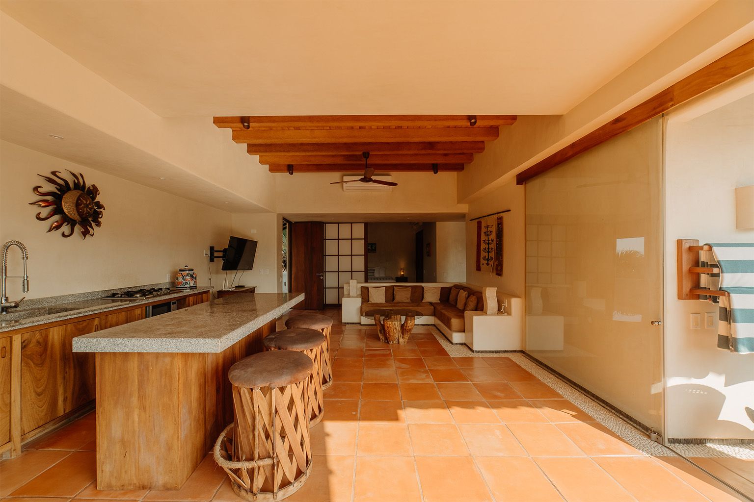 Hay una cocina y una sala de estar al fondo.