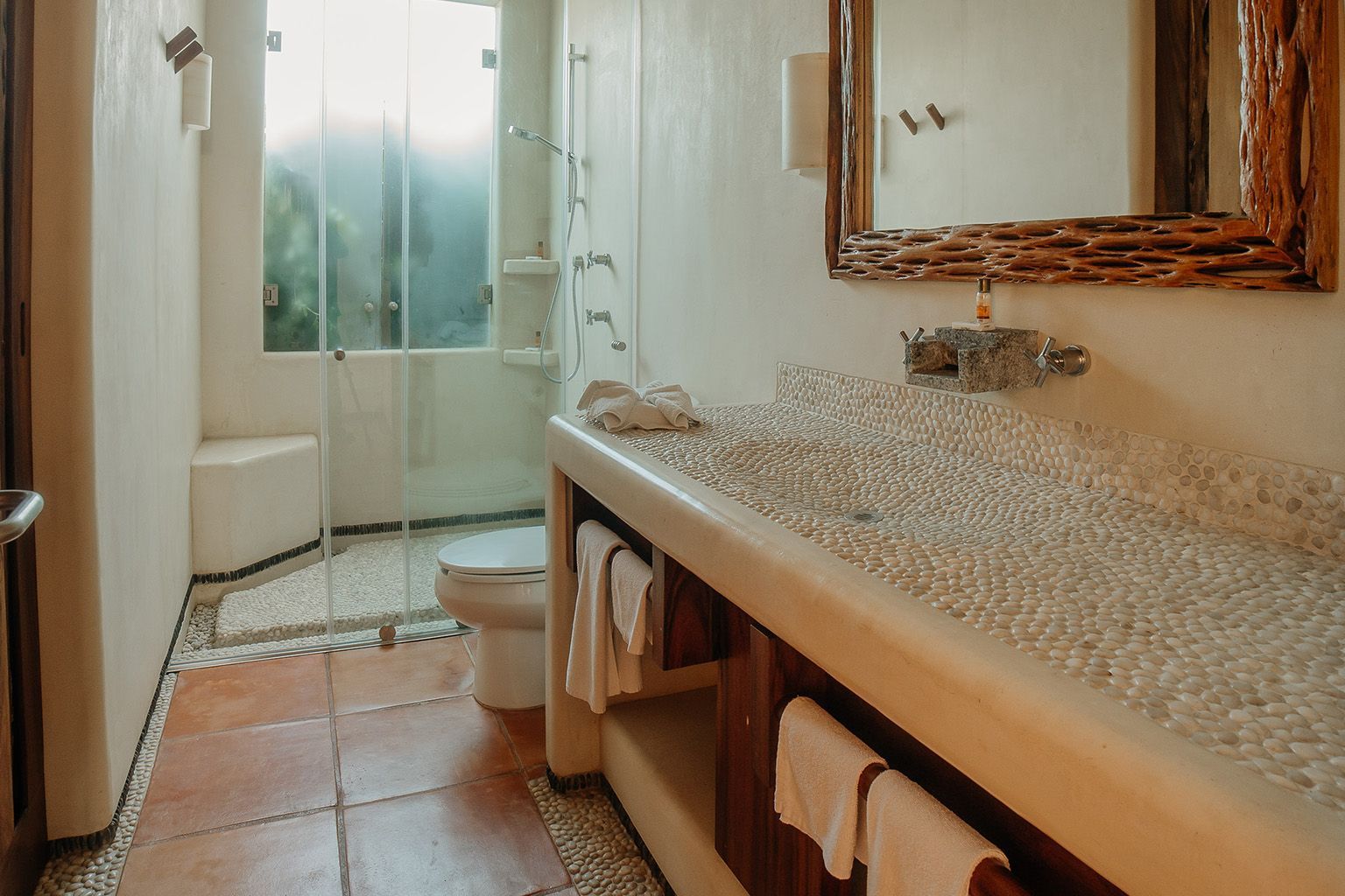 Un baño con lavabo, inodoro y espejo.