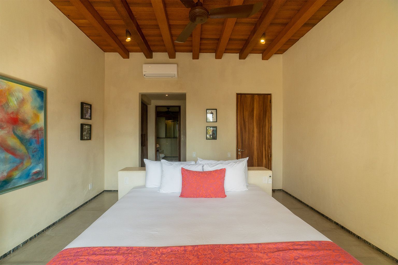 Un dormitorio con una cama king size y un ventilador de techo.