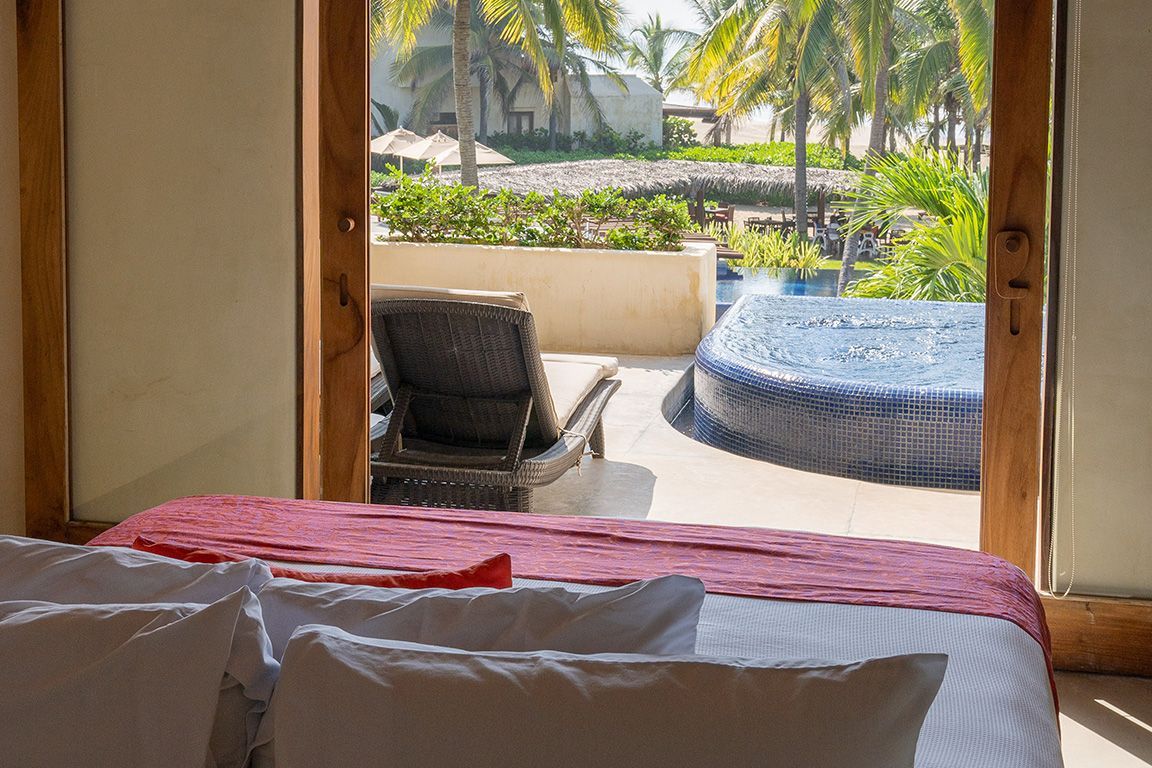 Una habitación de hotel con una cama y vistas a una piscina.