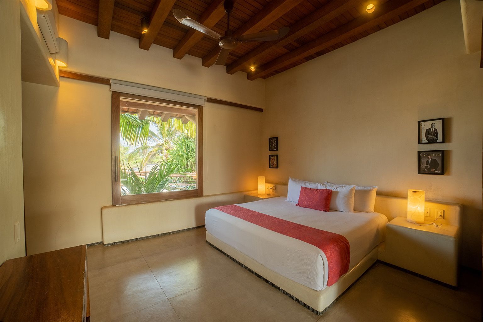 Un dormitorio con una cama king size y una ventana grande.
