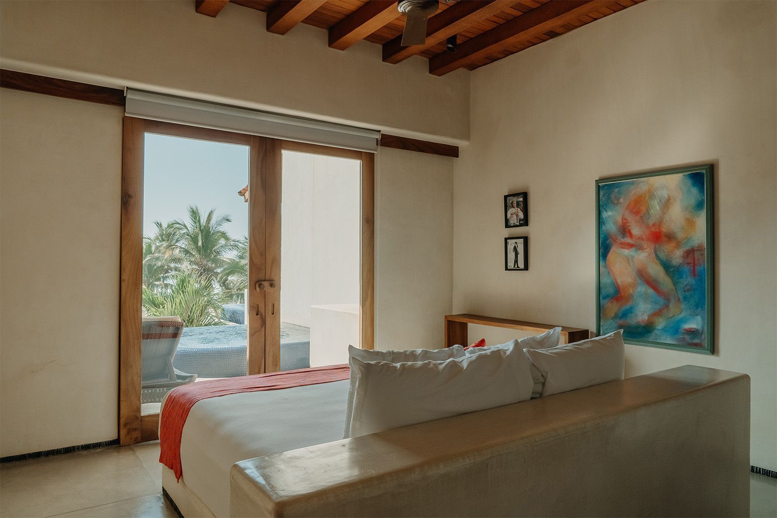 Un dormitorio con una cama grande y un cuadro en la pared.