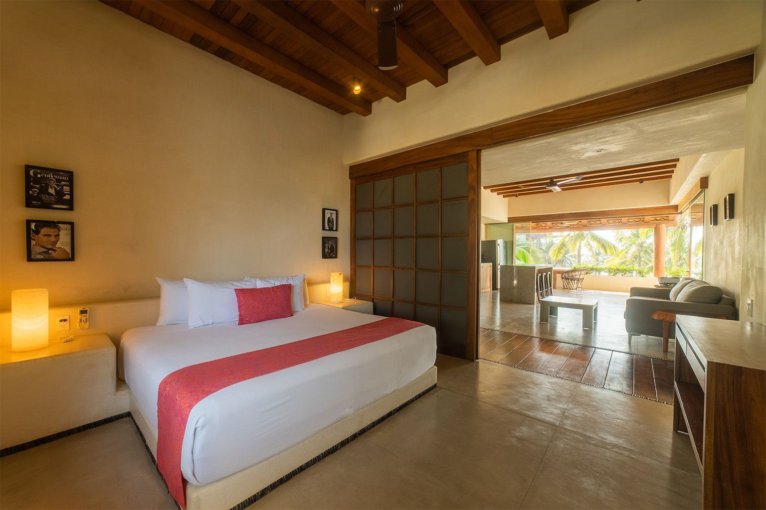 Una habitación de hotel con una cama king size y una sala de estar.