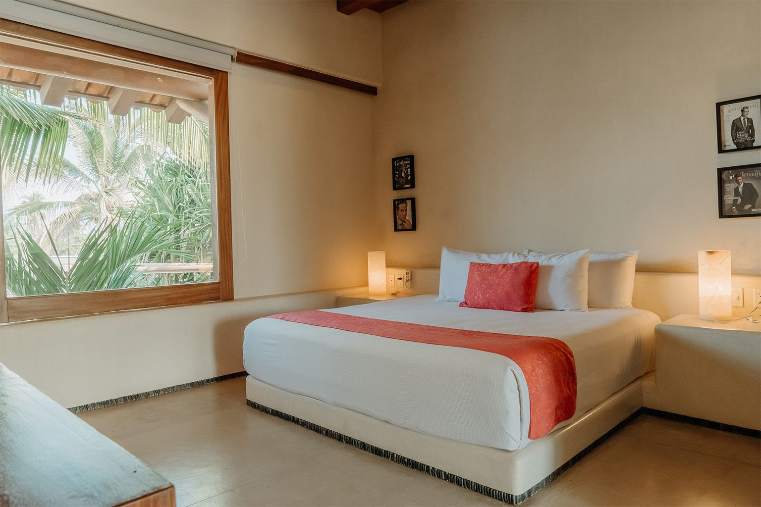 Un dormitorio con una cama king size y una ventana grande.