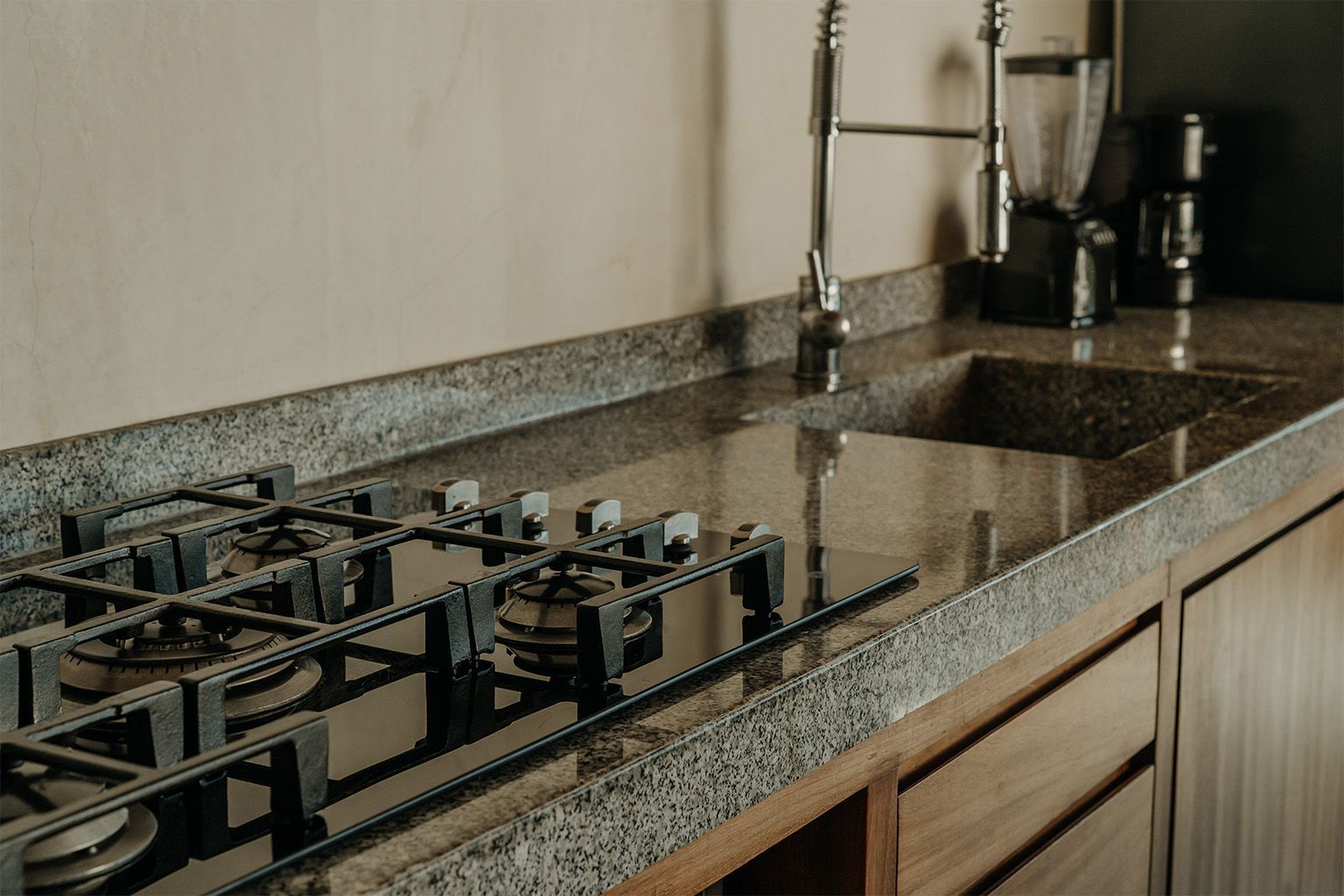 Una cocina con estufa, horno y fregadero.