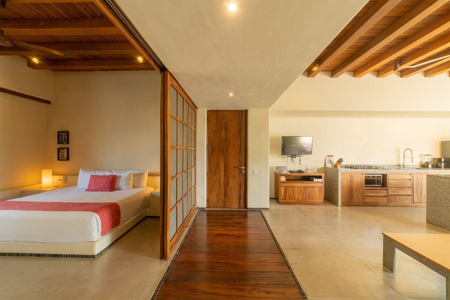 Hay una cama en el medio de la habitación.