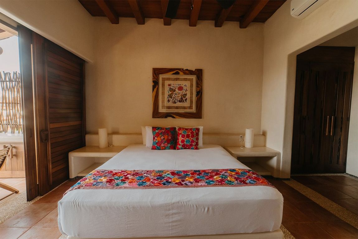 Hay una cama grande en el medio de la habitación.