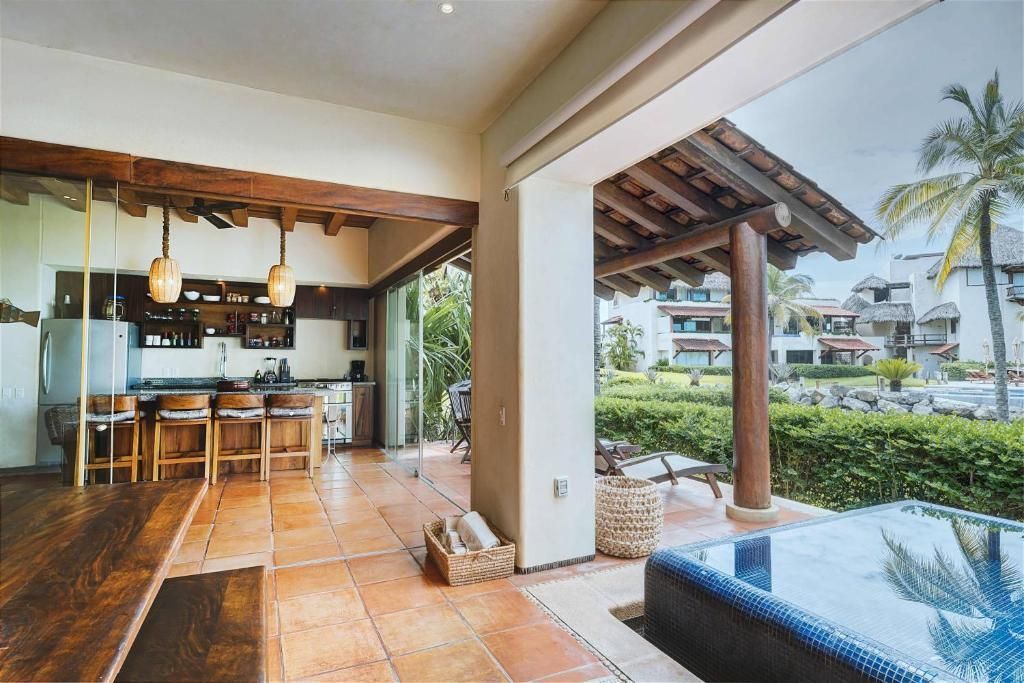 Hay una piscina en el medio de la habitación.