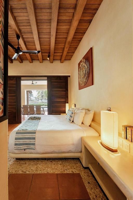 Un dormitorio con una cama y un ventilador de techo.