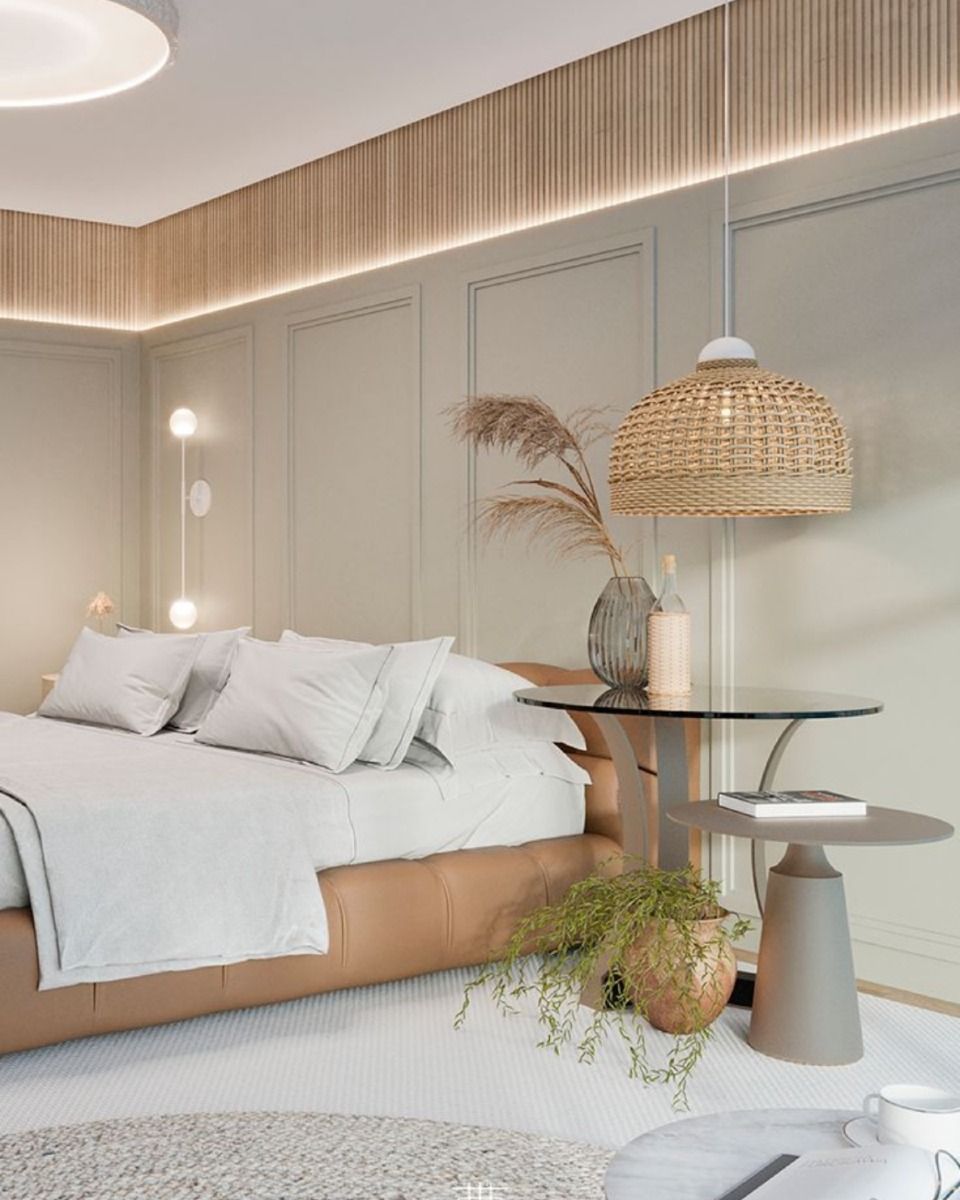 Chambre aux tons neutres, lit en cuir, table de chevet, lampe tissée et plantes décoratives.