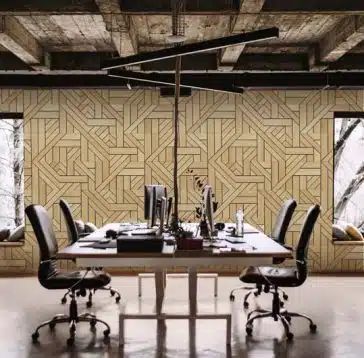 Bureau avec murs en bois à motifs, grande table, chaises noires et luminaire moderne.