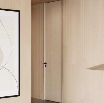 Couloir en bois clair avec une porte fermée et une œuvre d'art encadrée sur la gauche.