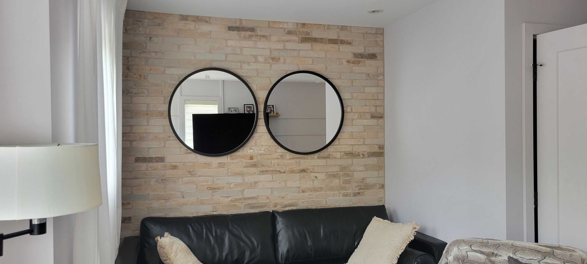 Mur de briques avec des briques gris clair et moyen.
