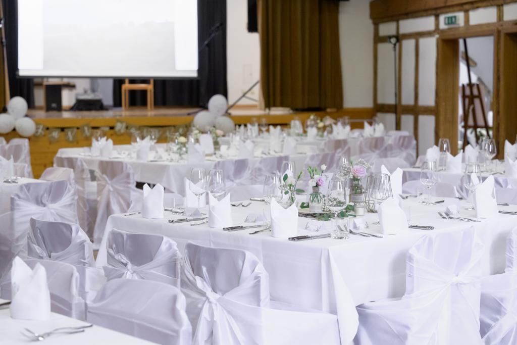 Tisch, Raum und Saal