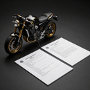 Motocicleta negra expuesta junto a dos hojas de especificaciones blancas sobre un fondo de estudio oscuro.