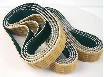 Correa de distribución en espiral con dientes negros y respaldo color canela, enrollada sobre una superficie blanca.