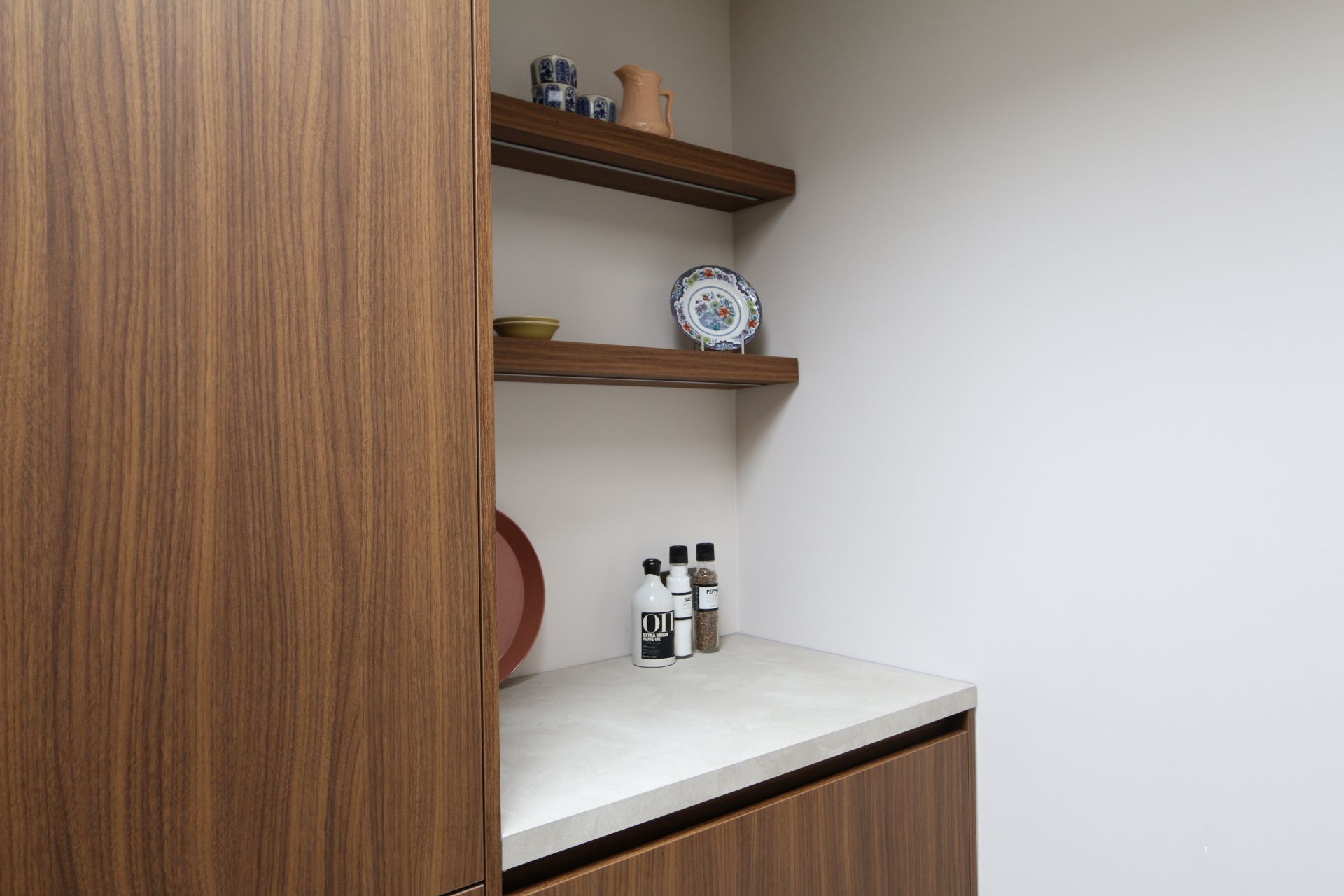Moderne keuken met een wazig, warm verlicht woonkamer op de achtergrond.