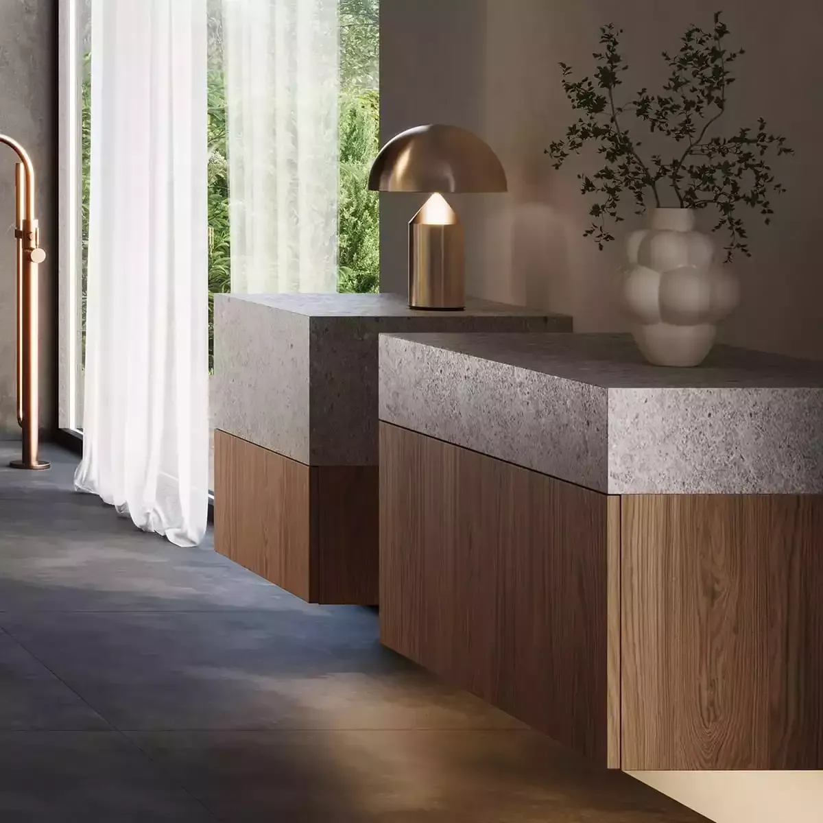 Modern interieur met twee consoletafels van steen en hout, een lamp, een vaas, transparante gordijnen en zacht natuurlijk licht.