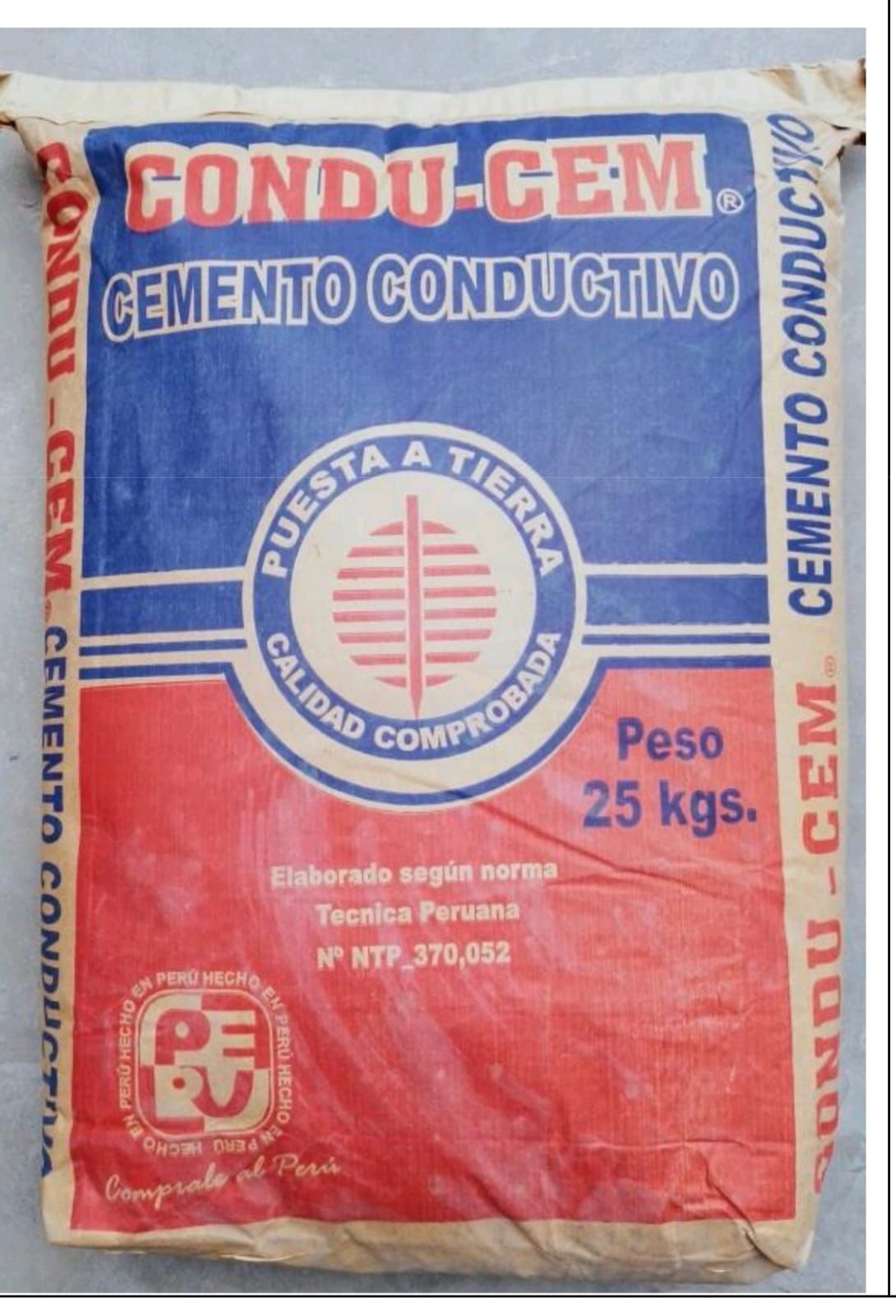 Bolsa de cemento conductor CONDU-CEM, envase rojo y blanco con texto azul, 25 kg.