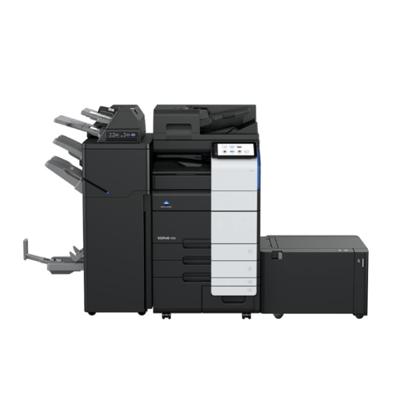 Impresora multifunción de oficina grande en blanco y negro con bandejas de papel y accesorios de acabado.