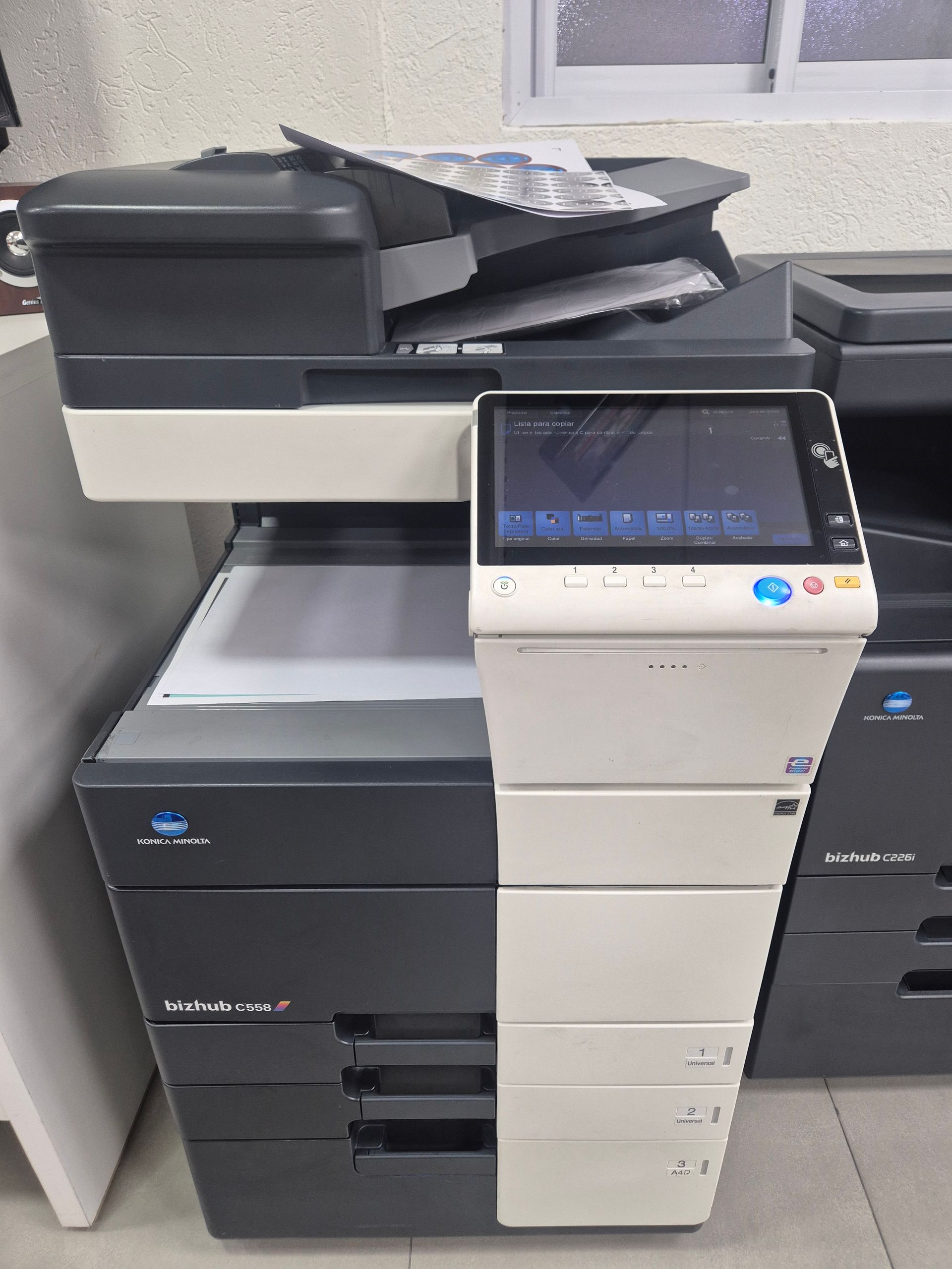 Fotocopiadora de oficina grande con panel de control táctil y alimentador de documentos