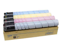 Cartuchos de tóner de colores pastel surtidos, apilados en filas sobre una caja de cartón.