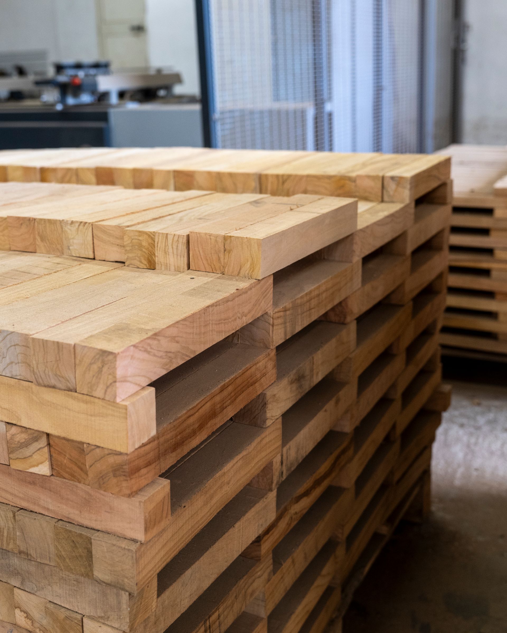 Pile di assi di legno non rifinite in un'officina