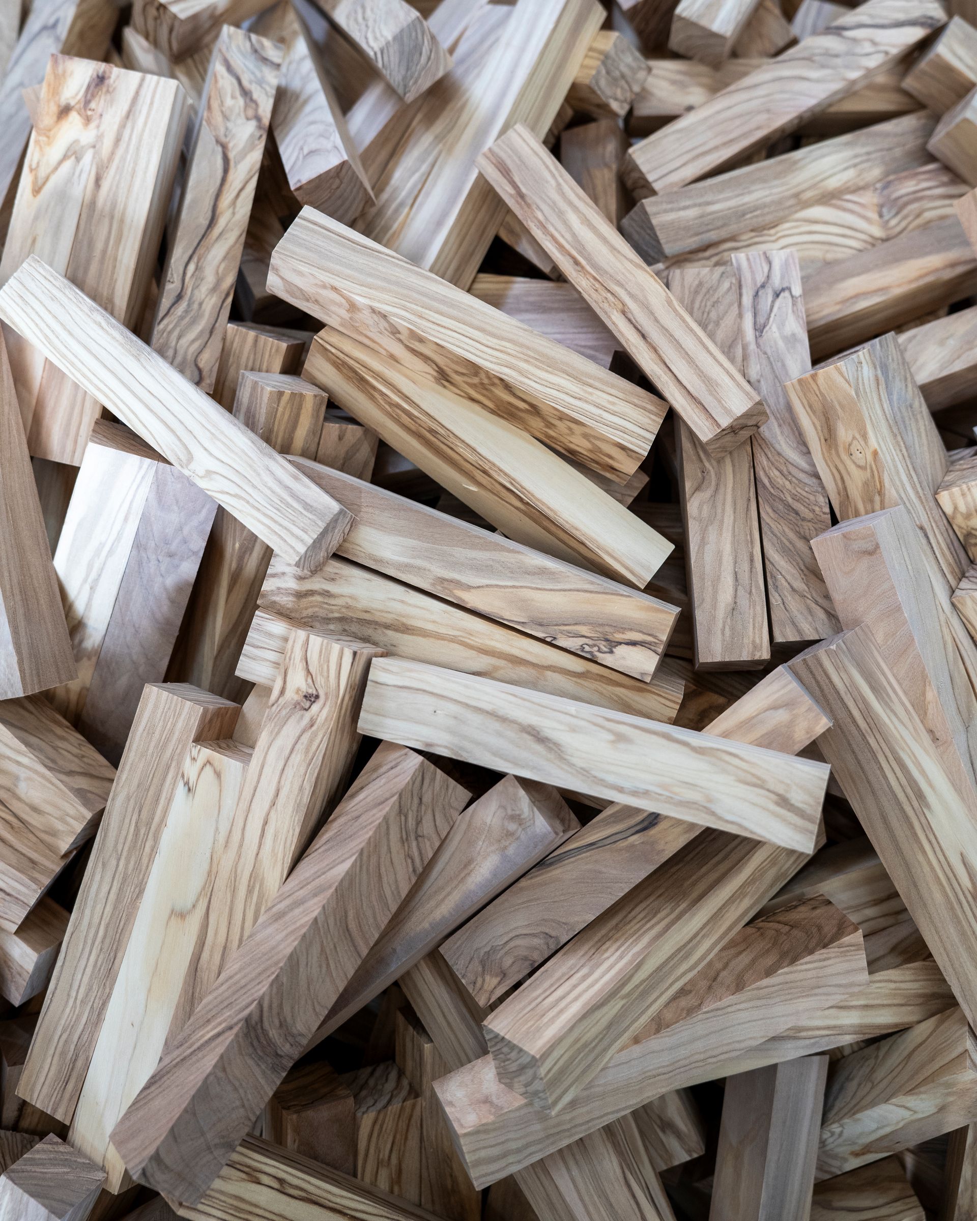 Cumulo di pezzi di legno chiaro tritati e impilati uno accanto all'altro