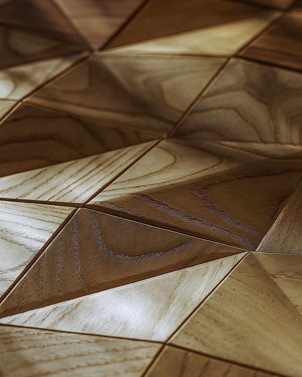 Primo piano di una superficie in pelle con motivo geometrico marrone e beige.