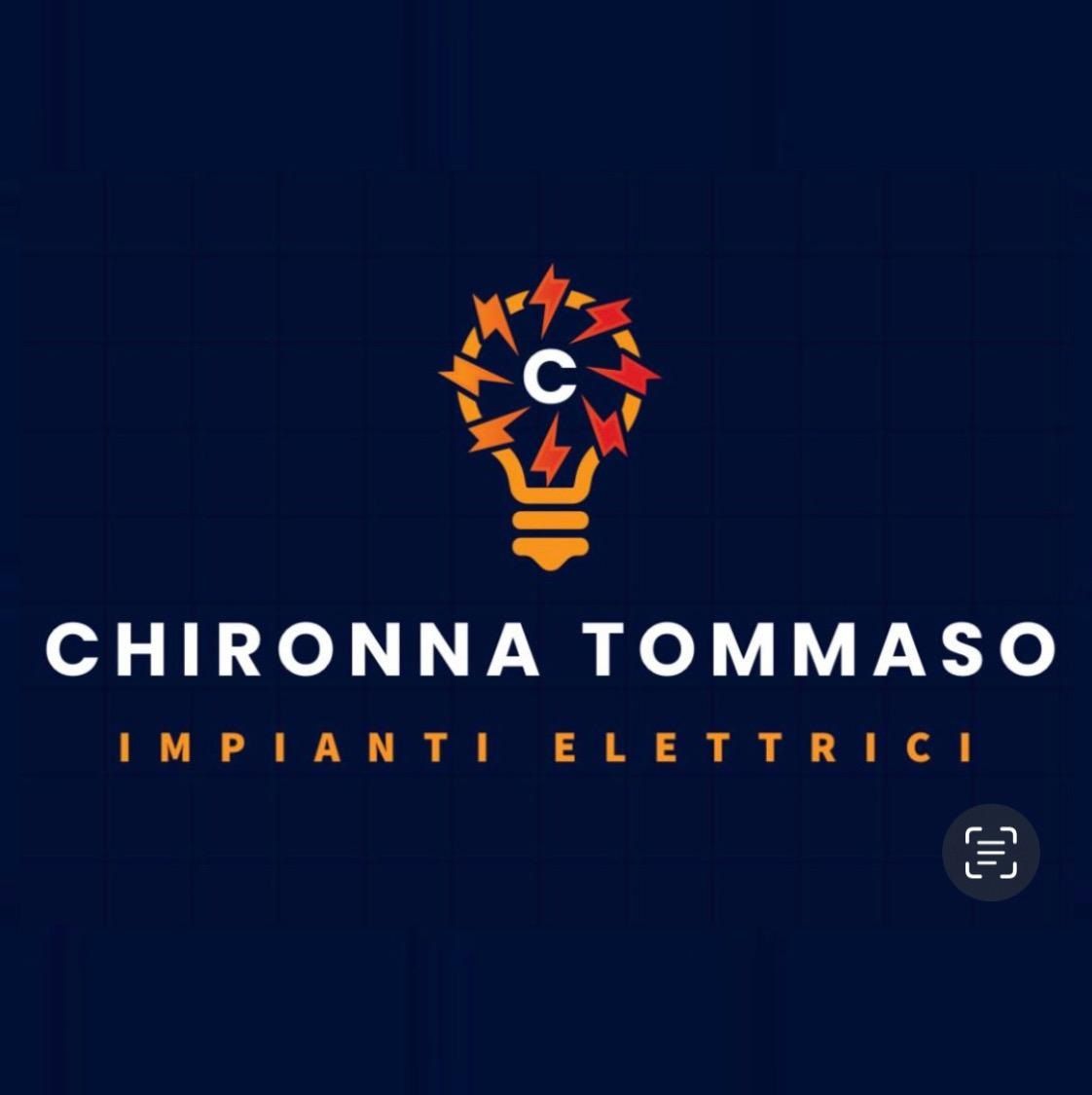Un logo su sfondo blu scuro con l'icona di una lampadina gialla, fulmini rossi e la lettera 