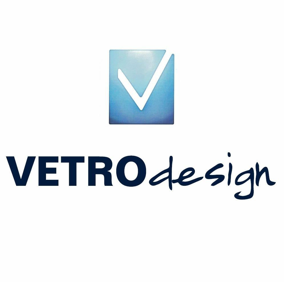 Il logo di VETROdesign presenta un'icona quadrata blu con una 