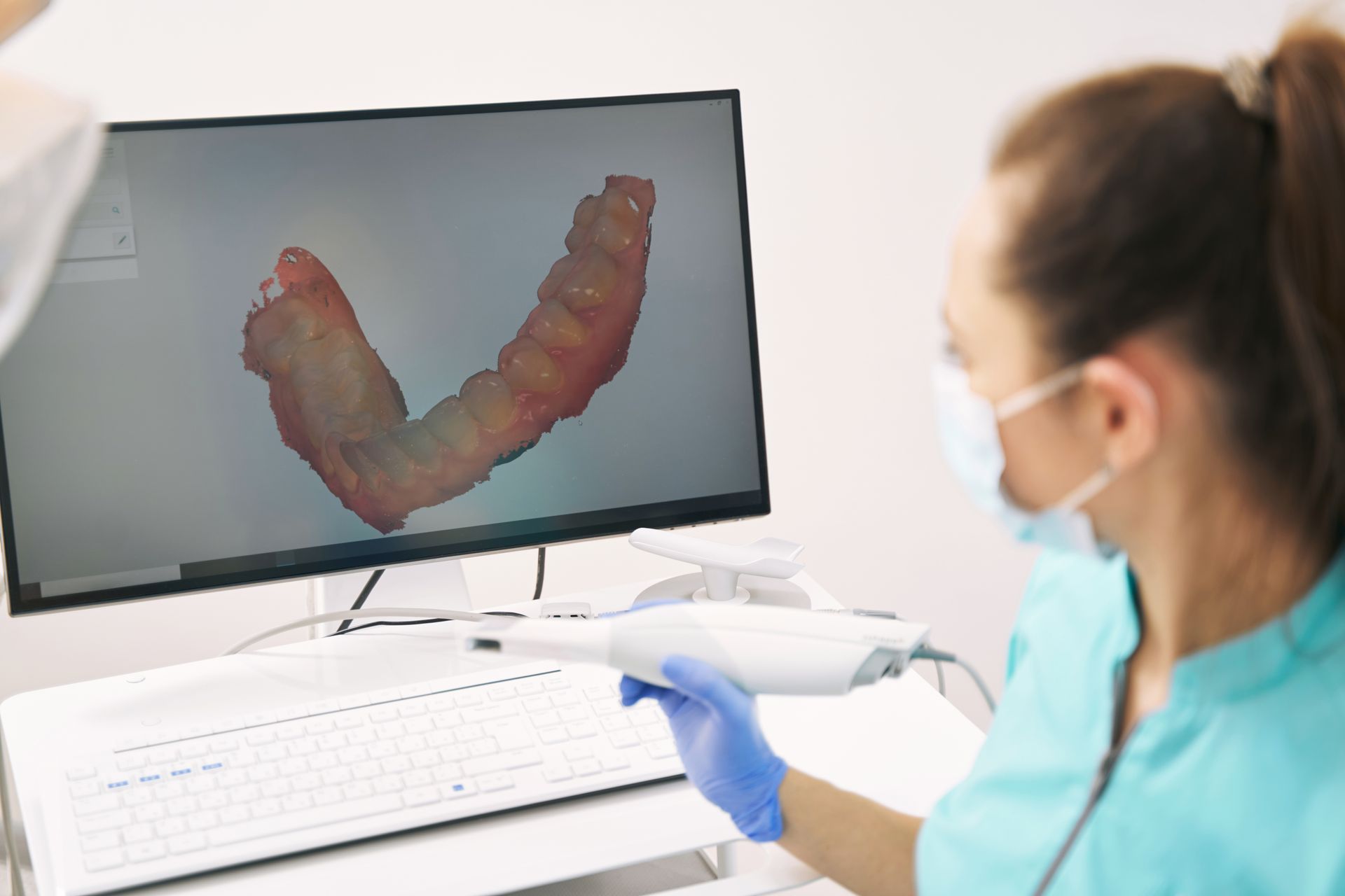 Dentist analyzing 3d scan of teeth | Find the top dentist in Four Corners, FL.