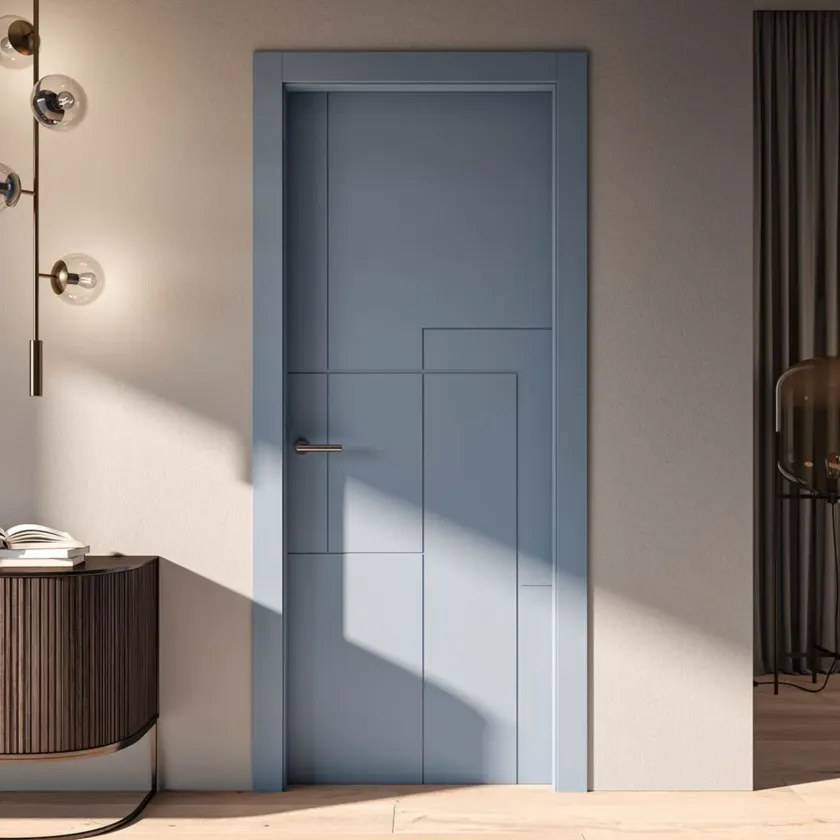 Una porta interna azzurra con un pannello dal design geometrico e maniglia in metallo, inserita in una stanza moderna con illuminazione calda.