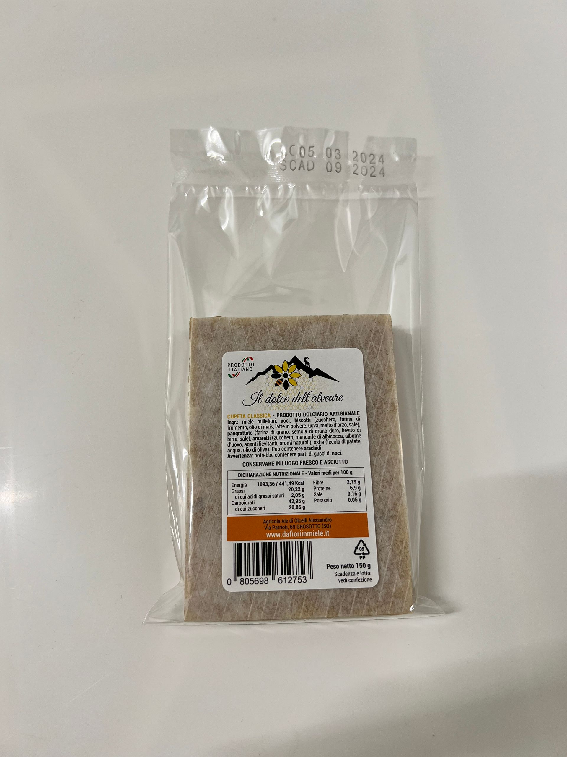 Piccola bustina di sale, con etichetta visibile. Contenuto granulare marrone, sigillato in plastica trasparente.