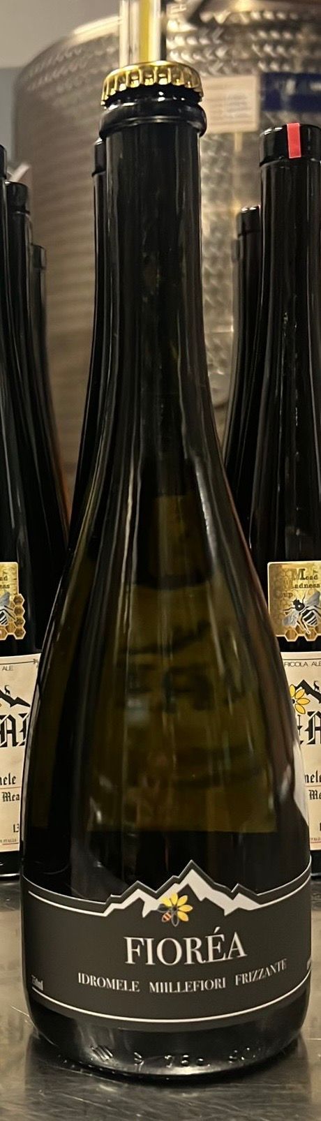 Bottiglia di idromele con etichetta bianca raffigurante una montagna e la parola 
