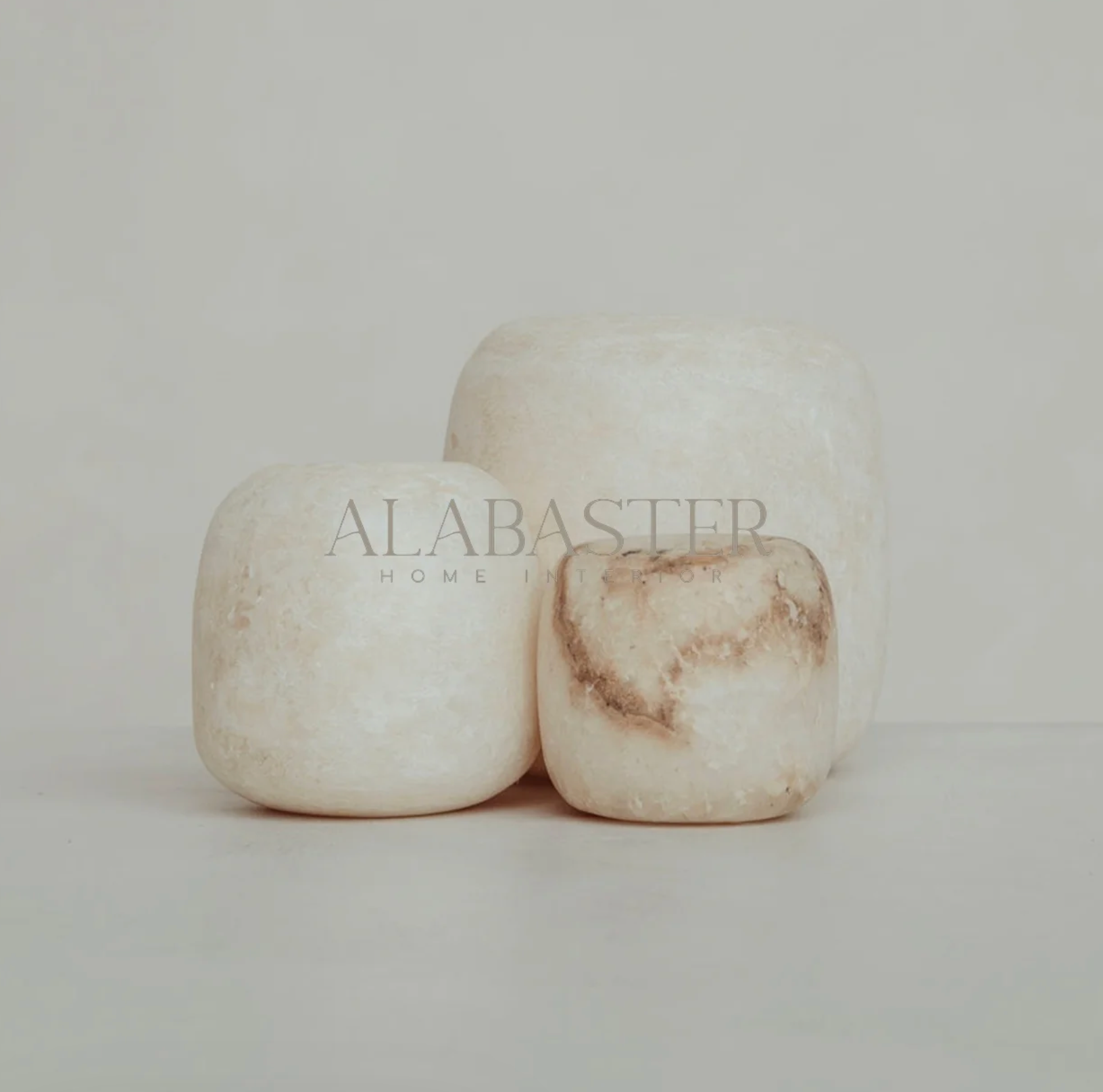 De alabaster windlichten komen uit Egypte en varieert van helder wit, subtiel doorschijnend, tot warme amber en bruintinten. Deze exclusieve variatie geeft ieder interieur een vleugje luxe en elegantie.