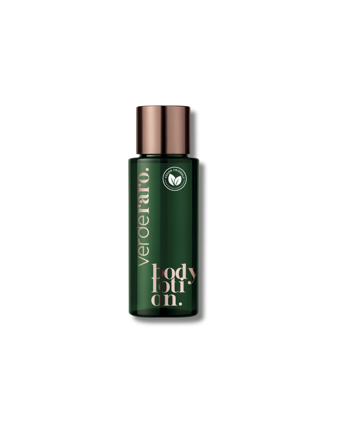 Una bottiglia verde scuro di lozione per il corpo Verderaro con tappo in bronzo metallizzato e logo a forma di foglia, isolata su sfondo bianco.